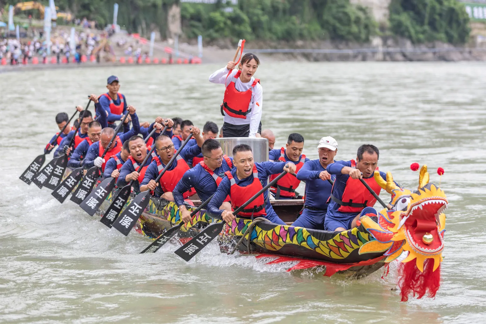 Dragon Boat Di Festival atau Kompetisi.